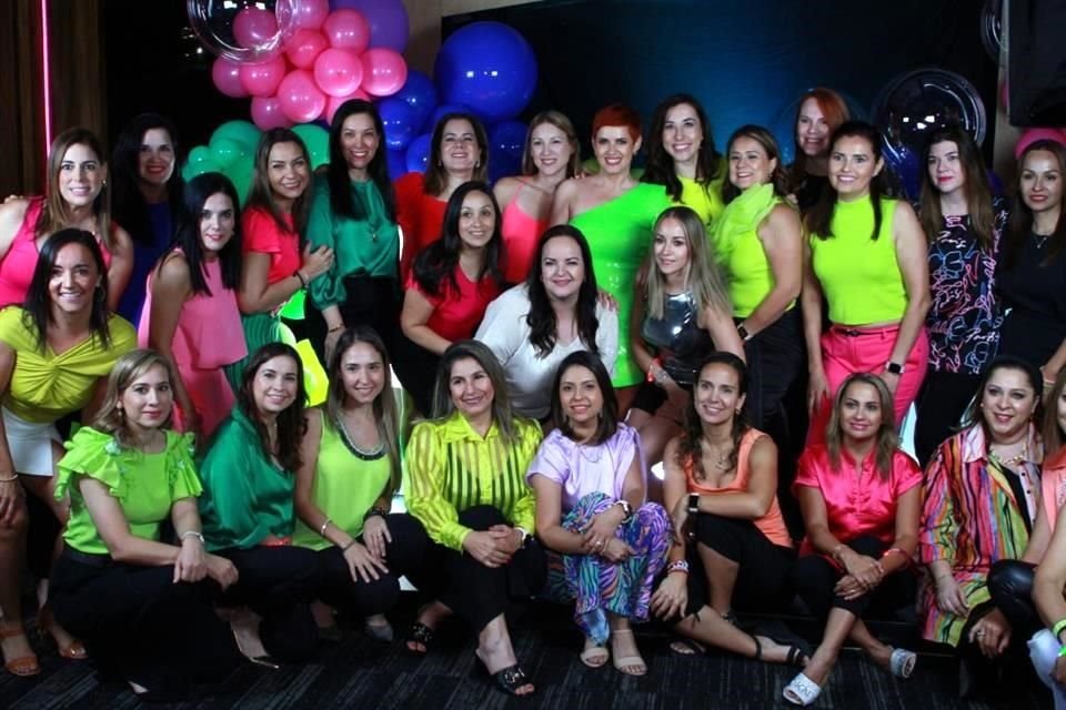 Elsa Guerra de Bruster con un grupo de amigas