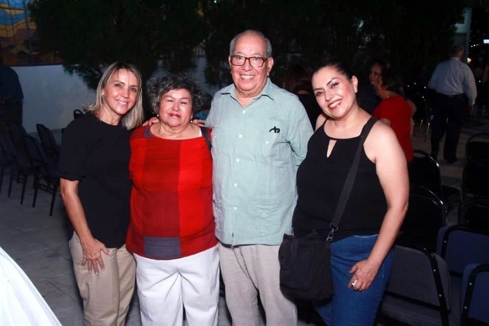 Lupita González de Frías, Bertha Ruiz, José Manuel Rodríguez y Verónica Rodríguez