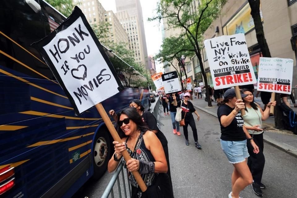 Votan guionistas de Hollywood de forma unánime para terminar con la huelga que aquejaba a la industria; los actores siguen en pie de lucha.