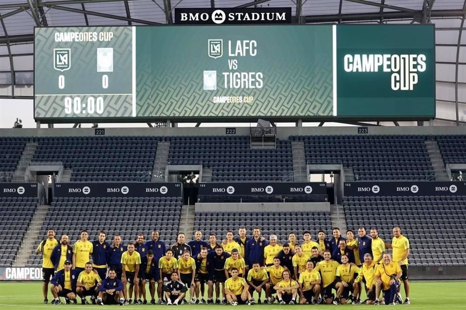 Los Tigres reconocieron anoche la cancha del estadio de LAFC y se tomaron la foto del recuerdo.