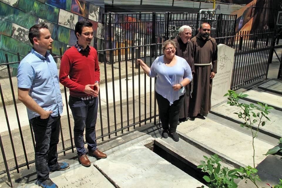 Un grupo de mexicanos encabezado por la Alcaldesa de Córdoba visitaron la tumba de la Emperatriz mexicana, en la Catedral de San Juan El Evangelista, en Filadelfia.