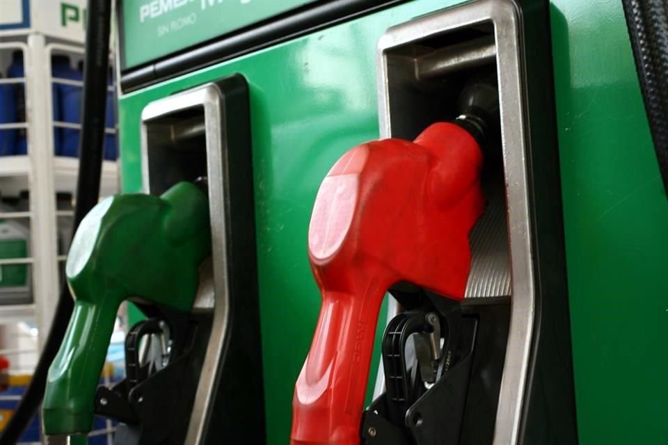 Pemex busca sustituir los vales de gasolina para surtir flotillas mediante tarjeta. 