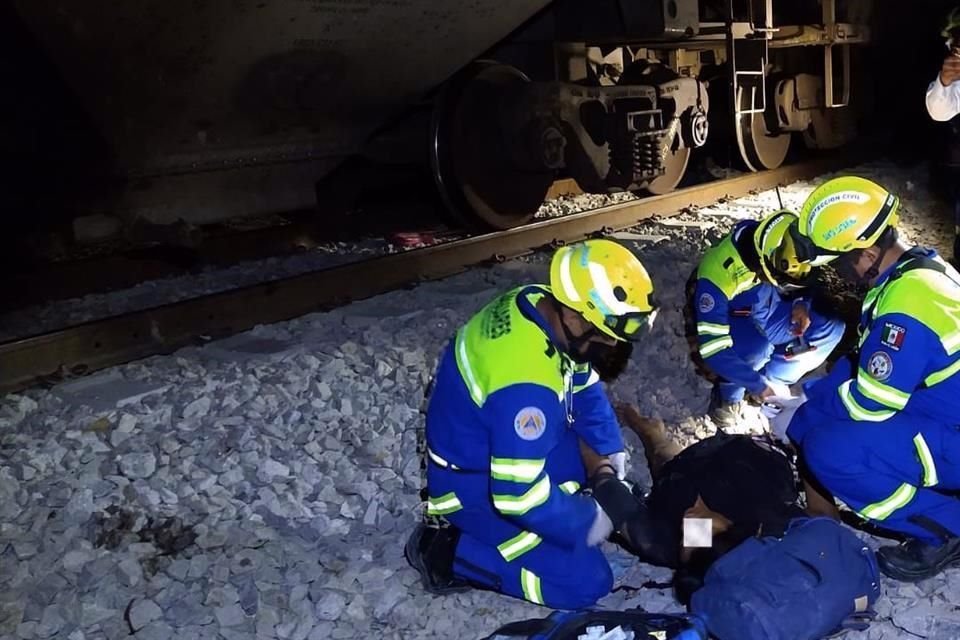 Como Karla Alamía Torres, de 36 años, fue identificada la mujer, quien al parecer caminaba sola y descalza, a un costado de las vías del tren, a la altura de la calle Camino Vecinal.