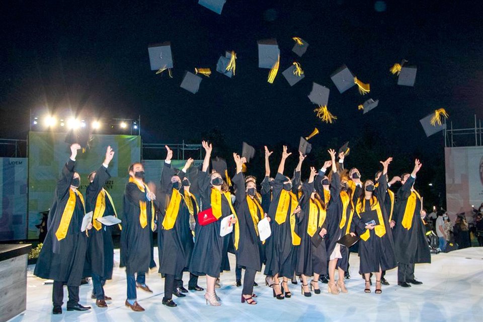 Los graduados celebrando.