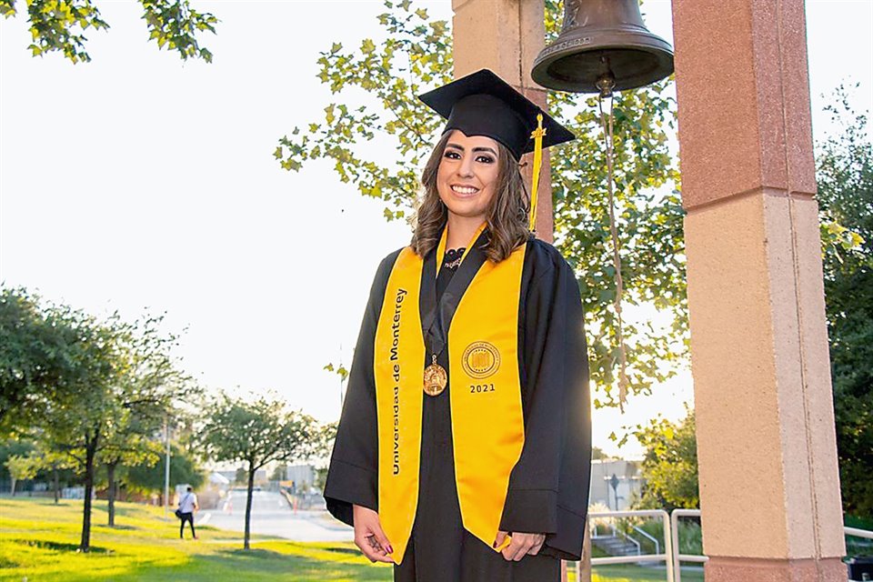 Summa Cum Laude: Samantha Saracho Espinosa, Ingeniería en Gestión Empresarial
