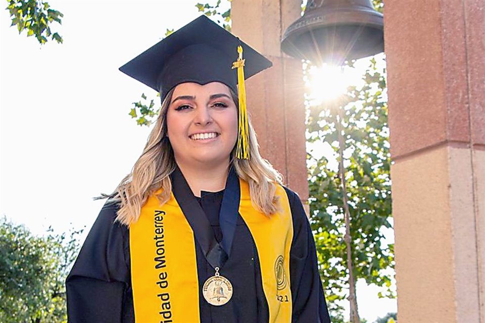 Summa Cum Laude: Bárbara González Moreno, Licenciatura en Mercadotecnia Internacional.