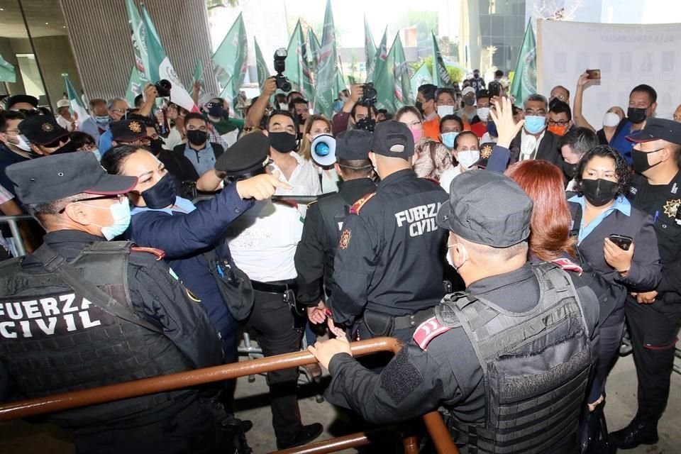 Integrantes de organismos cívicos, como Frena, protestaron ayer afuera del Congreso local para exigir un alto al 'madruguete'.