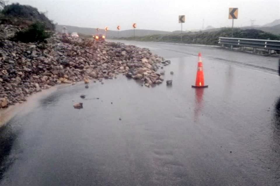 Un carril de la Carretera libre a Saltillo fue cerrado ante un deslave.