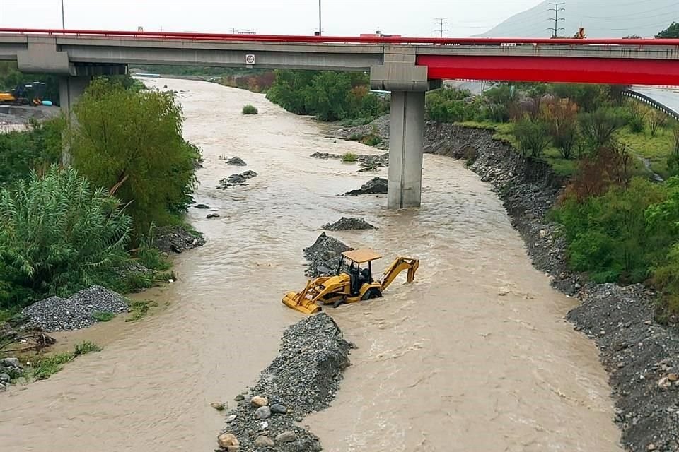 Tras quedar atrapados entre las corrientes originadas por las lluvias, dos indigentes fueron rescatados ayer del lecho del Ro Santa Catarina.<br>