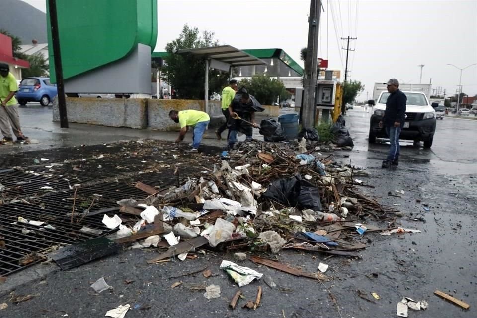 Al menos 78 toneladas de desechos fueron recolectadas ayer por el Municipio de Guadalupe en alcantarillas, pluviales y vialidades.
