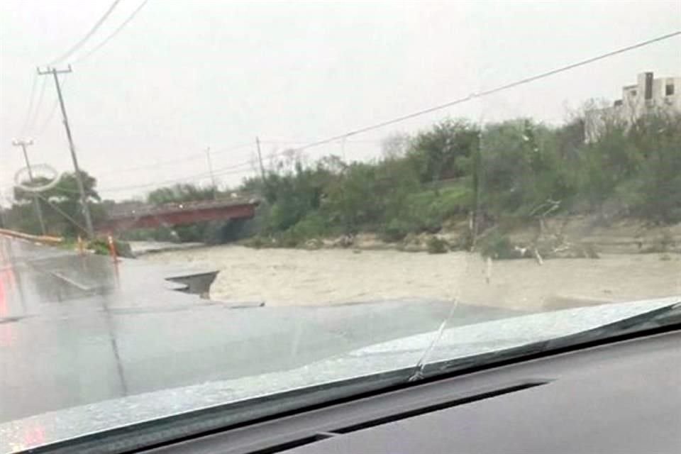Al desbordarse un arroyo en esa zona, la vialidad ubicada en Rubn Garca y Antiguo Camino a Santo Domingo, en Apodaca, sufri un desgaje considerable.