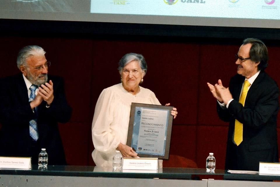 Porfirio Tamez (izq.), director de la Biblioteca 'Raúl Rangel Frías', la paisajista Saskia Juárez y José Javier Villarreal, Secretario de Extensión y Cultura de la UANL, en el homenaje.