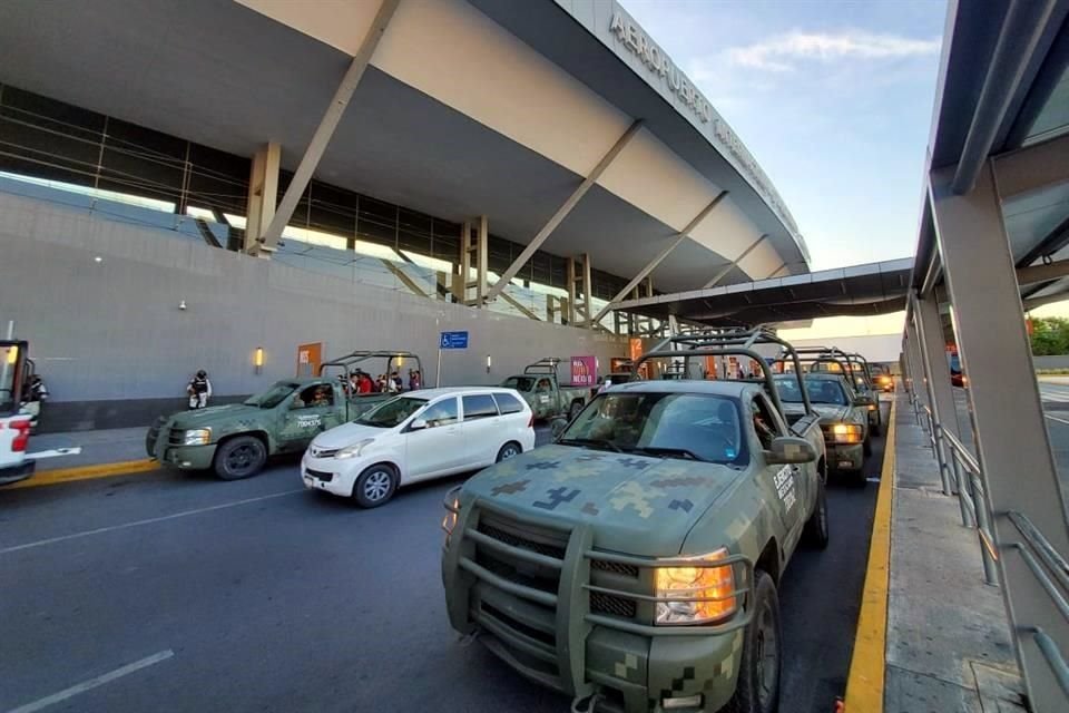 Los elementos llegaron en un Boeing 737 de las Fuerzas Armadas a la Terminal B del Aeropuerto Internacional Monterrey.