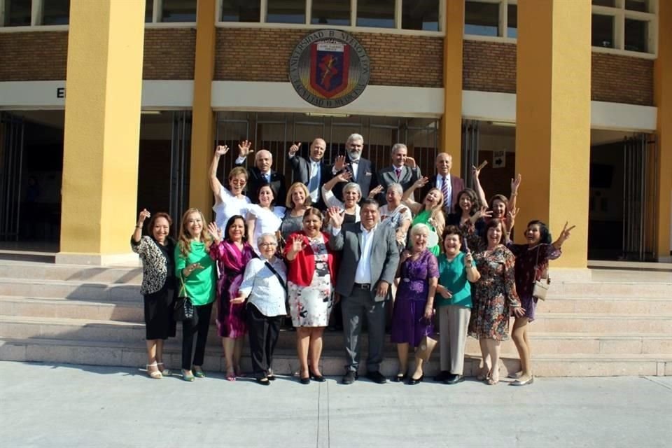 Para celebrar el 50 aniversario de haber concluido sus estudios, la generación 1969-1973 de la Licenciatura Químico Clínico Biólogo, de la Facultad de Medicina de la UANL, asiste a reunión en el plant