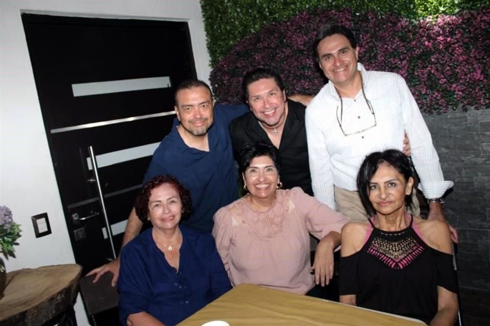 Arturo Vega, el festejado, David Vega, Paty Vega, Velma Vega y Leticia Vega