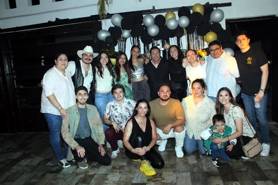 Jaime Vega celebra 52 años de vida, entre familiares y amigos, con una fiesta temática 'Rolando los Años'.