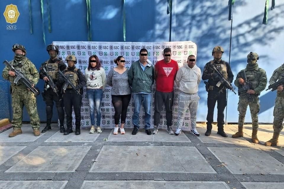 Seis personas relacionadas con la aparición de narcomantas firmadas por la Familia Michoacana, en Xochimilco fueron detenidos; se les aseguraron armas y drogas.