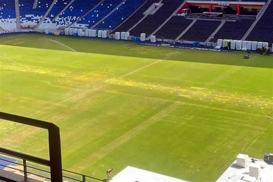 Con pedazos secos de césped y algunas marcas visibles a lo largo y ancho es cómo luce la cancha del estadio de Rayados después del concierto de The Weeknd.