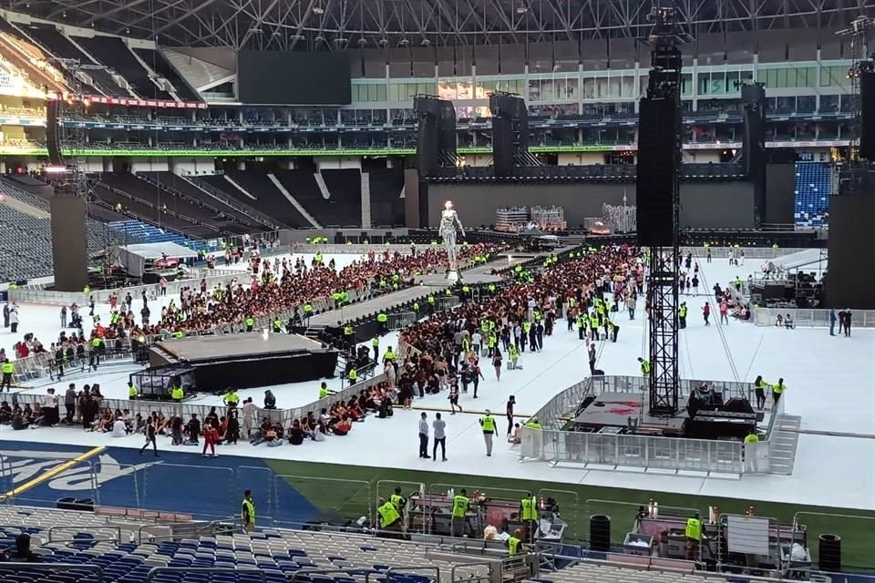 El escenario para el concierto de The Weeknd ocupa toda la cancha del estadio de los Rayados.