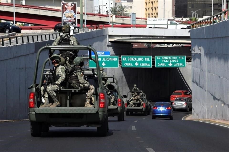 La llegada de los militares provocó asombro entre ciudadanos y conductores que los vieron circular por la ciudad, quienes preguntaban el motivo de su presencia.