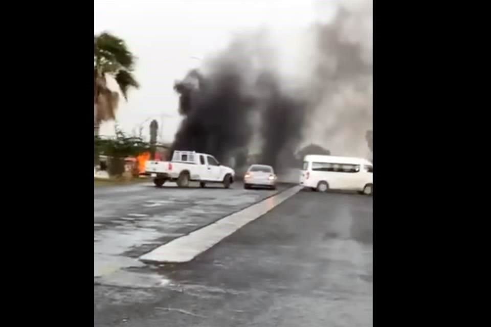 Elementos de la delincuencia organizada despojaron de autos y tráileres a conductores, y le prendieron fuego a al menos dos tractocamiones.