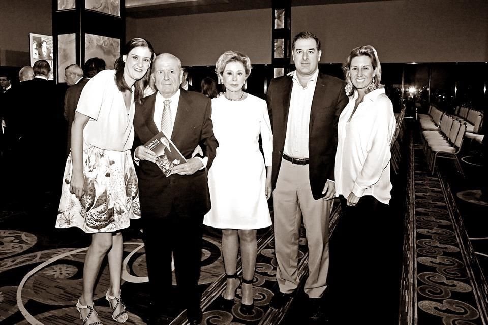 CON SU FAMILIA. Su esposa Zita Nájera de Ruiz y sus hijos Eugenia, Othón y María Fernanda Ruiz Nájera