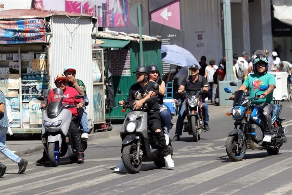 Son causales de remisión al corralón si viajan menores de 12 años en las motocicletas o si exceden el número de pasajeros permitidos.