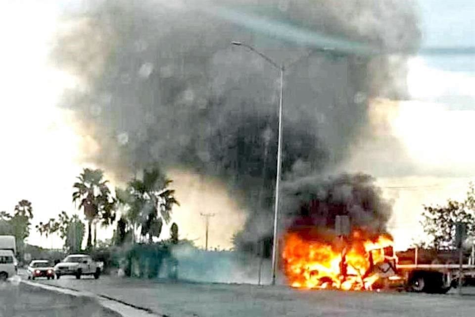 A punta de pistola, delincuentes despojaron a conductores de sus vehículos para bloquear la Carretera Nacional en cinco puntos, entre ellos Hualahuises (foto), y les prendieron fuego.