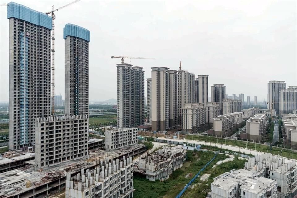 Un complejo de viviendas en construcción por el promotor inmobiliario chino Evergrande se ve en Wuhan, en la provincia central china de Hubei.