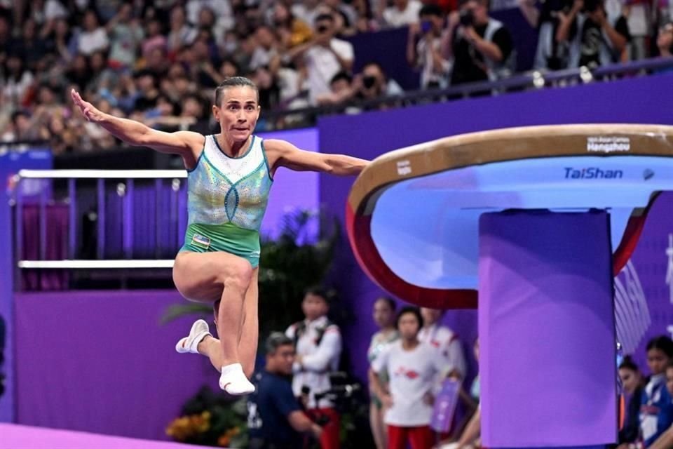 La uzbeka Oksana Chusovitina, de 48 años, busca su pase a los Juegos Olímpicos de París.