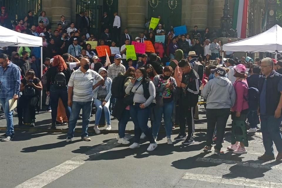 Situados en las escalinatas del recinto en Donceles y Allende, los manifestantes exhiben cartulinas con la leyenda 'No a la ratificación de Godoy'.