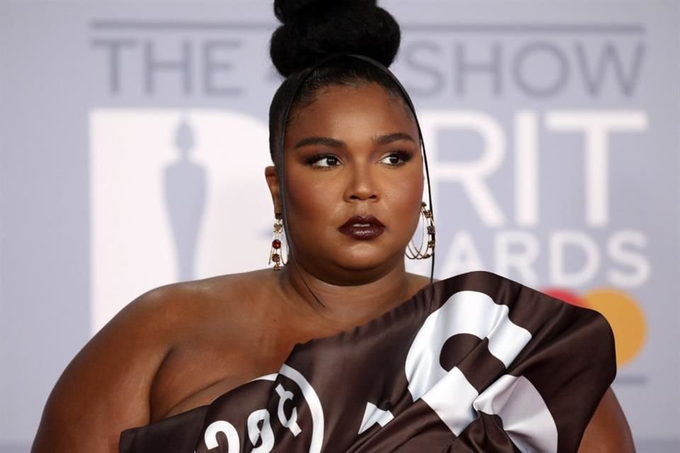 La cantante Lizzo solicitó a un juez desestimar la demanda en su contra por acoso sexual, presentada por tres ex bailarinas.