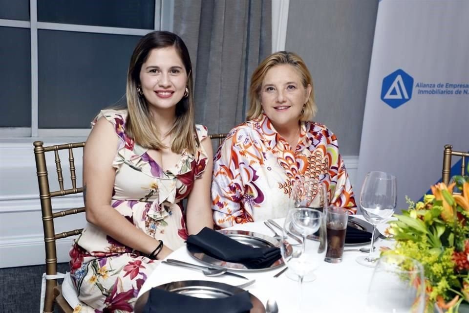 Lorena Esquivel y Muñe Zambrano de Gutiérrez