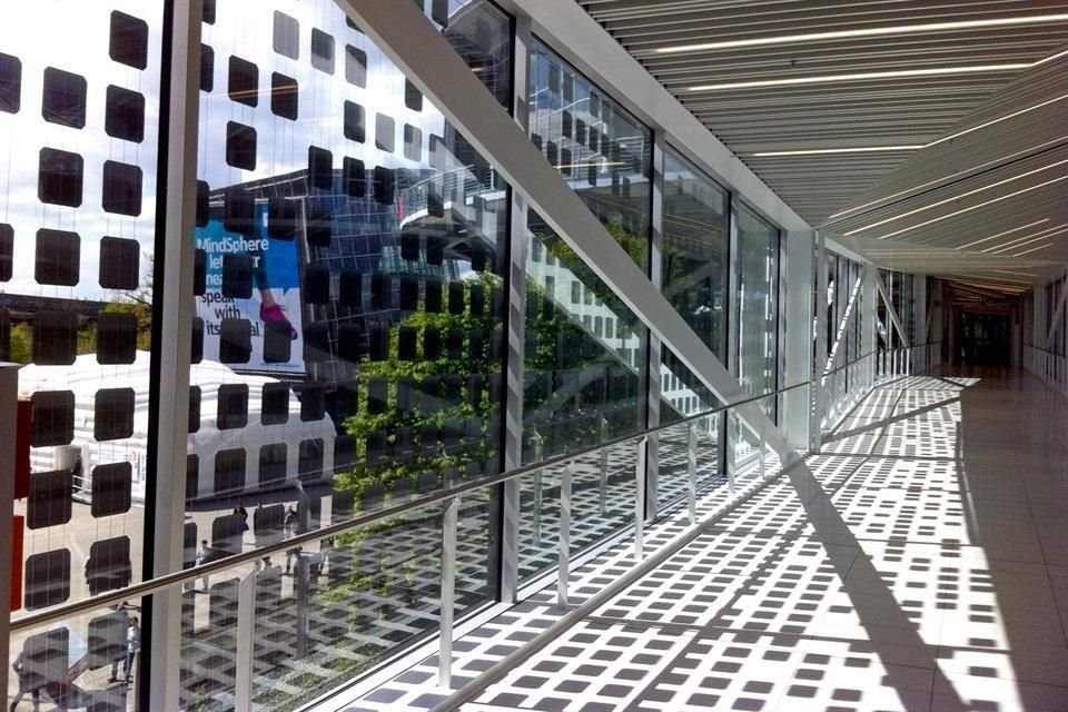 Vitro Vidrio Arquitectónico presenta opciones estéticas y eficientes con los módulos fotovoltaicos Solarvolt.
