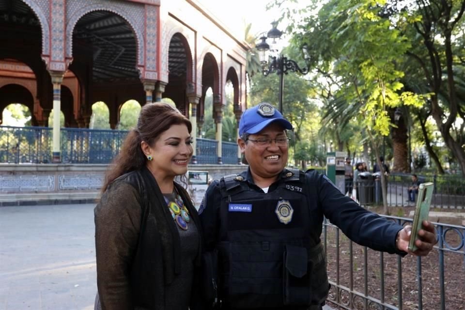 Tras la entrevista, una agente de la SSC se acercó a la Alcaldesa con licencia de Iztapalapa para pedirle una selfie.