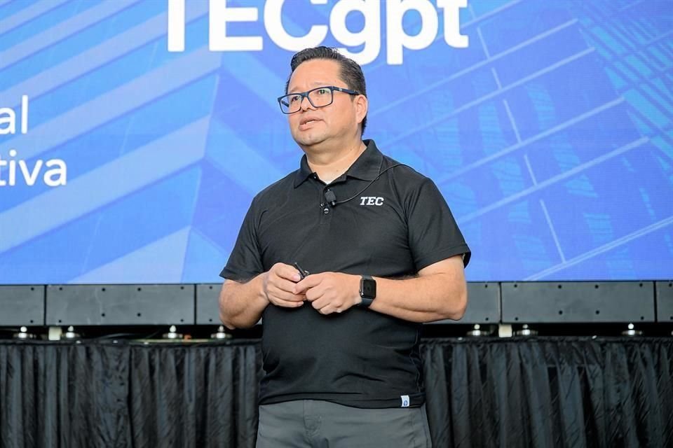 Manuel Terán, gerente de Plataformas de Inteligencia Artificial en el Tec de Monterrey, presentó el TECgpt.