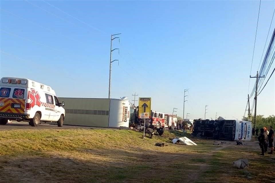 Al menos 15 personas quedaron lesionadas tras el choque, ocurrido en la Carretera Libre a Laredo.