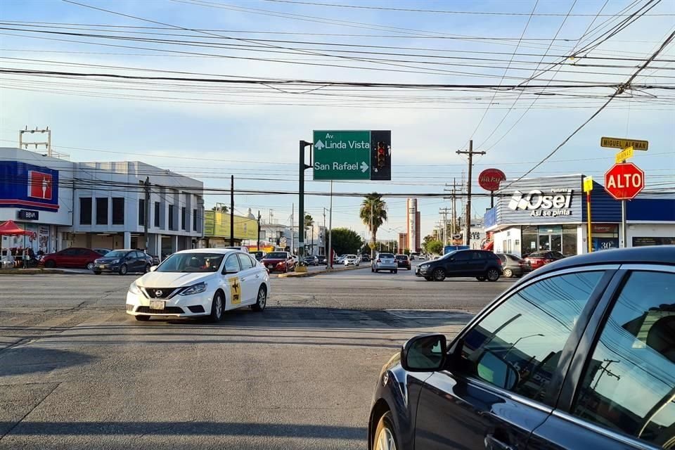 Usuarios piden revisar el tiempo de espera en semáforo para quienes circulan por la calle Sabinas y quieren incorporarse a Miguel Alemán o seguir avanzando hacia la Colonia Linda Vista.