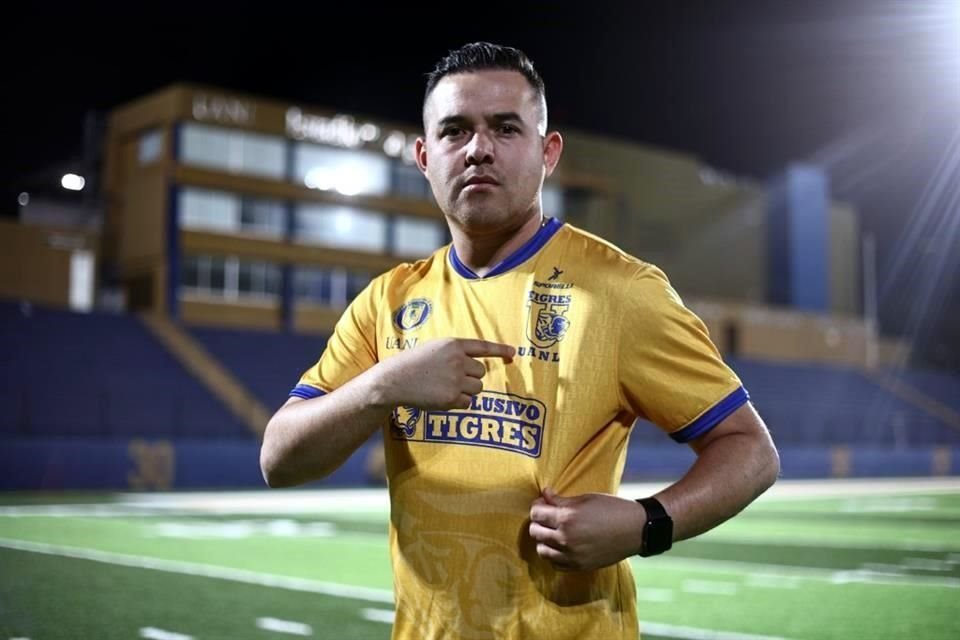 Israel Jiménez dirige al equipo de soccer de la UANL.