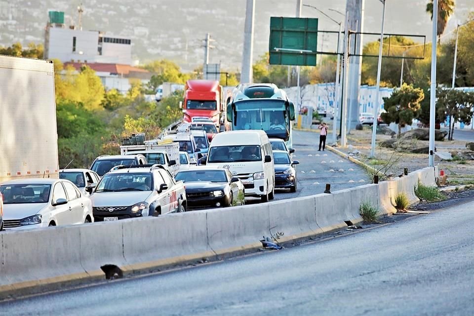 Por la construcción de la nueva gaza, de forma abrupta se cierra un carril, sin señales previas.