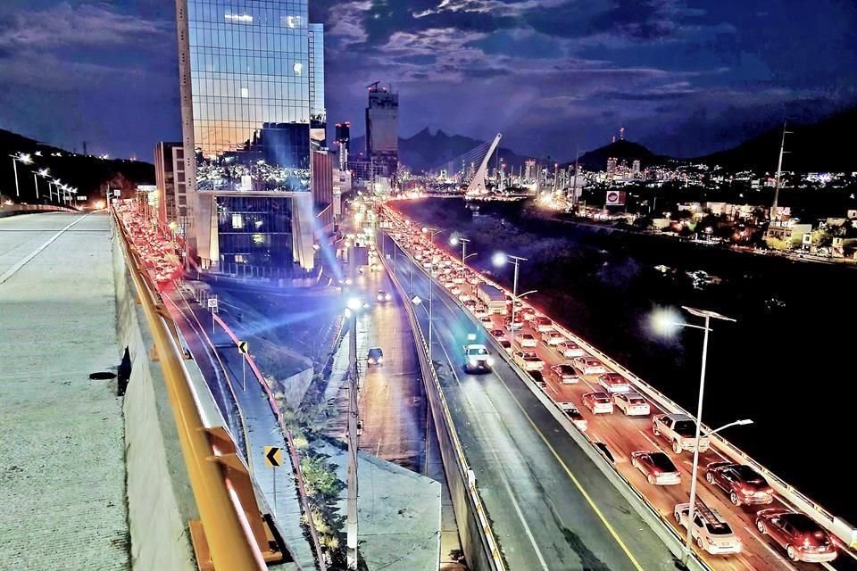 Las filas se forman desde la obra, cerca de Gonzalitos, hasta la Avenida Díaz Ordaz, en el límite con San Pedro.