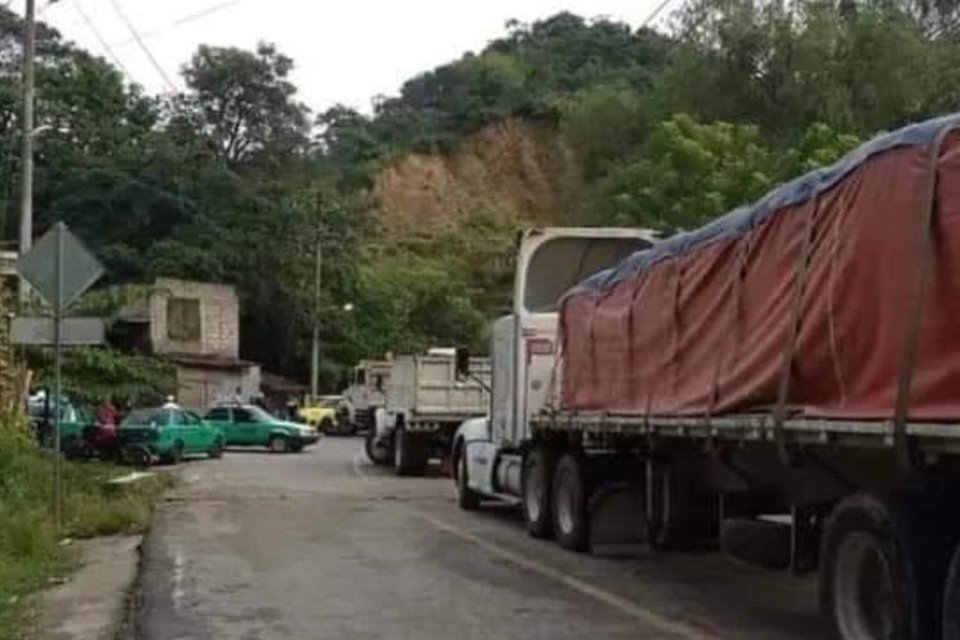 Pese al arribo de efectivos, habitantes de zona serrana de Chiapas reportan bloqueos en vía de Motozintla a Huixtla por presuntos criminales.