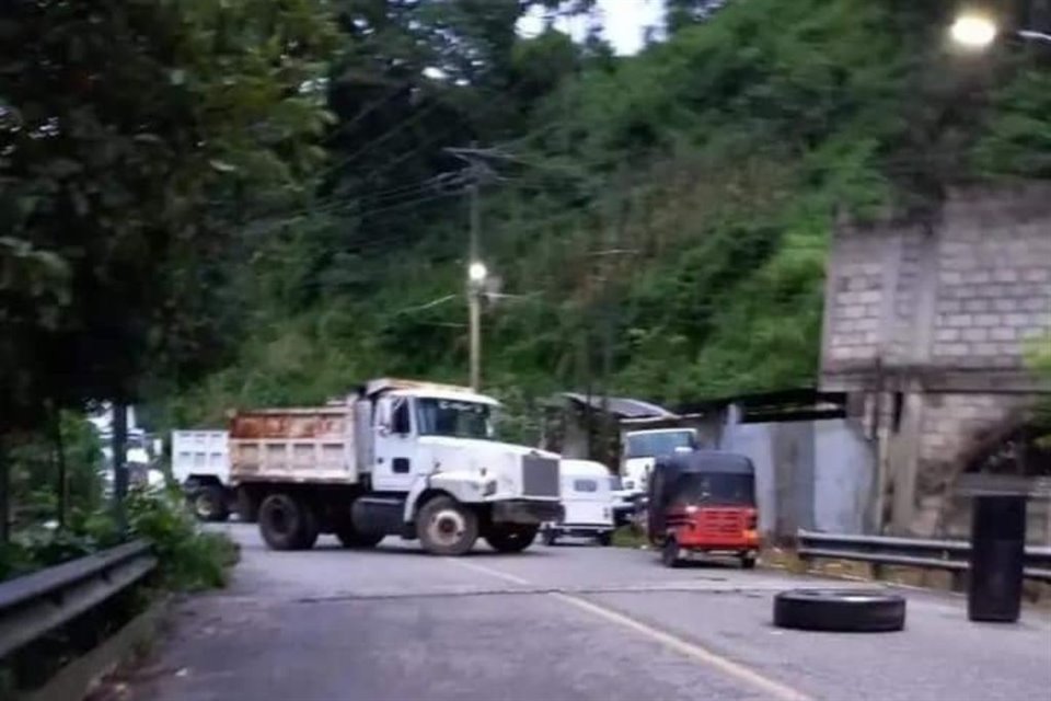 Pese al arribo de efectivos, habitantes de zona serrana de Chiapas reportan bloqueos en vía de Motozintla a Huixtla por presuntos criminales.