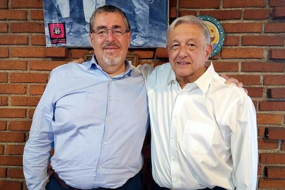 Bernardo Arévalo de León, presidente electo de Guatemala, junto al Presidente Andrés Manuel López Obrador, en Texcoco, Edomex.