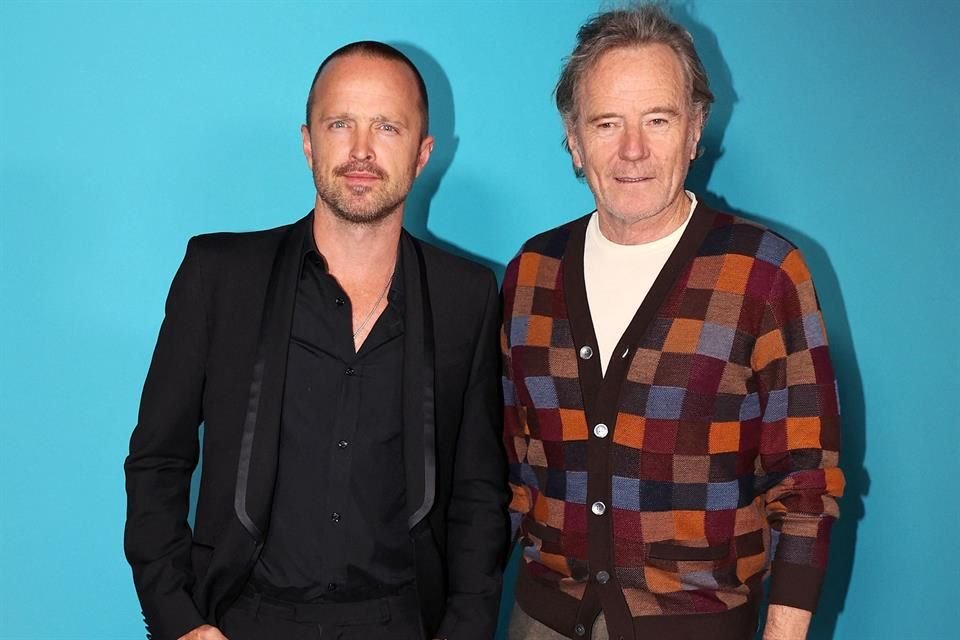 Aaron Paul y Bryan Cranston posaron juntos antes de disfrutar el concierto de U2.