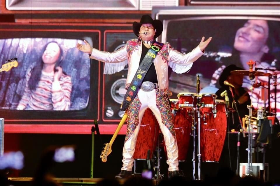 El líder del grupo, Lupe Esparza, de 68 años, se mostró feliz en el escenario.