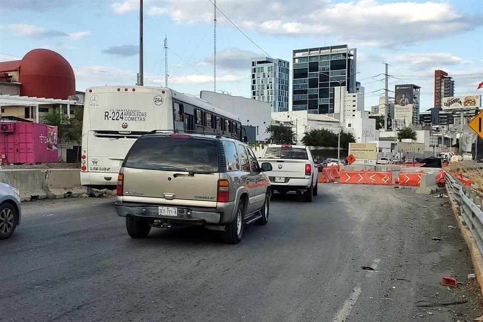 El atorón en el Bulevar Antonio L. Rodríguez continuó ayer, sin que se observaran oficiales de Tránsito en la zona.