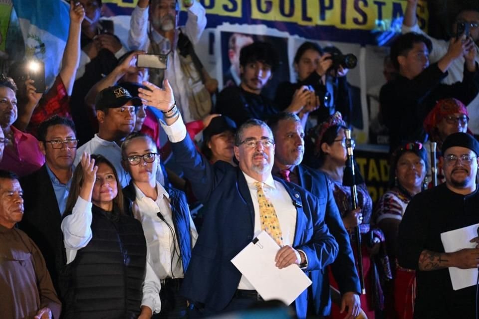 El Presidente electo de Guatemala, Bernardo Arévalo, saluda a seguidores durante una protesta en la ciudad de Guatemala, el 18 de septiembre.