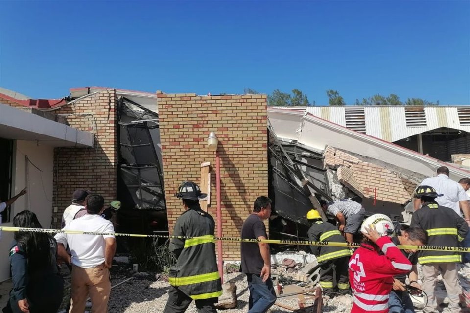 En plena misa, el techo de la iglesia de la Santa Cruz, en Ciudad Madero, Tamaulipas, colapsó y dejó varias personas lesionadas y atrapadas.