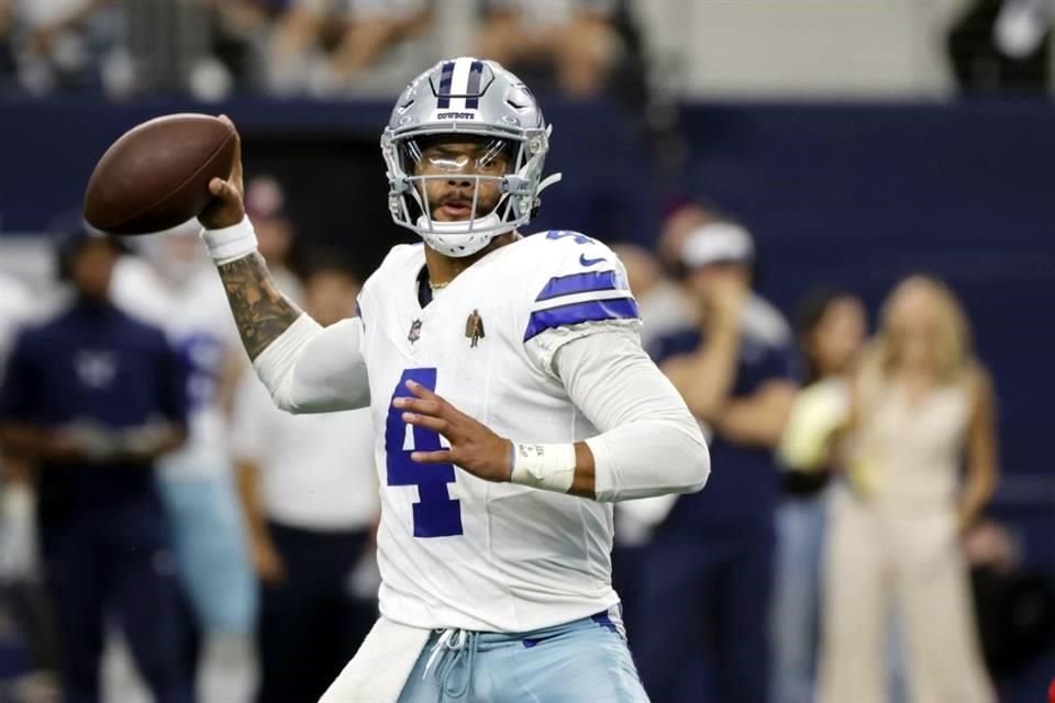 Dak Prescott completó 28 de 34 envíos para un total de 261 yardas.